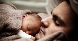 Homem dorme com bebê