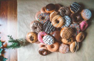 Saiba como se livrar da vontade de comer alimentos calóricos durante a TPM rosquinha