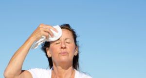 Mulher sente o calor da menopausa