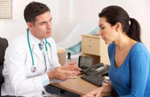 Mulher se consulta com o médico para saber os efeitos colaterais da reposição hormonal