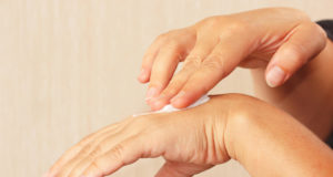 Pele, unhas e cabelo na menopausa tendem a ficar mais frágeis e até em mal estado nesse período. Confira nossas dicas para mudar isso!