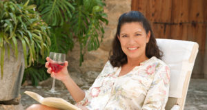 mulher madura e bebidas alcoólicas na menopausa