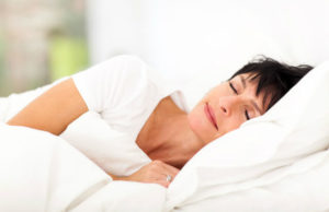 Insônia na menopausa: como dormir melhor? Mulher não sofre com a insônia na menopausa