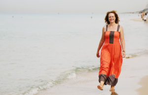 Mulher andando com ossos fortes na menopausa