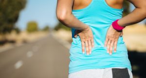 Mulher sente as dores na menopausa