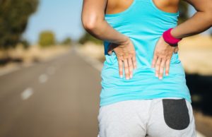 Saiba como lidar com as dores nas articulações na menopausa Mulher sente as dores na menopausa