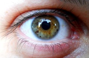 Catarata e menopausa: existe relação entre elas? Olho que poderá sofrer com catarata