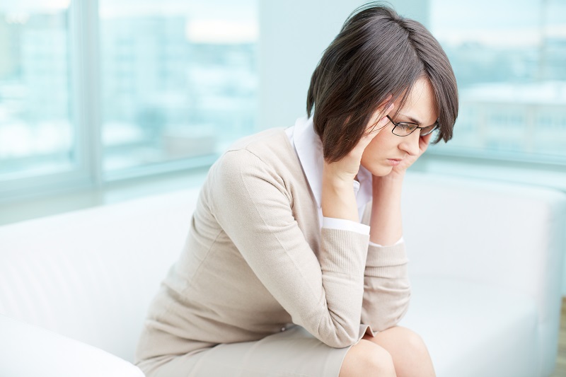 Como lidar com variações de humor na menopausa? mulher-triste