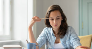 Mulher praticando mindfulness. Atenção plena. Esses termos se referem a uma prática milenar que acalma os pensamentos e pode ser praticada em qualquer lugar.