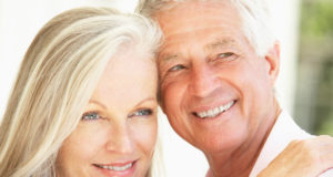 Casal na idade da menopausa e andropausa