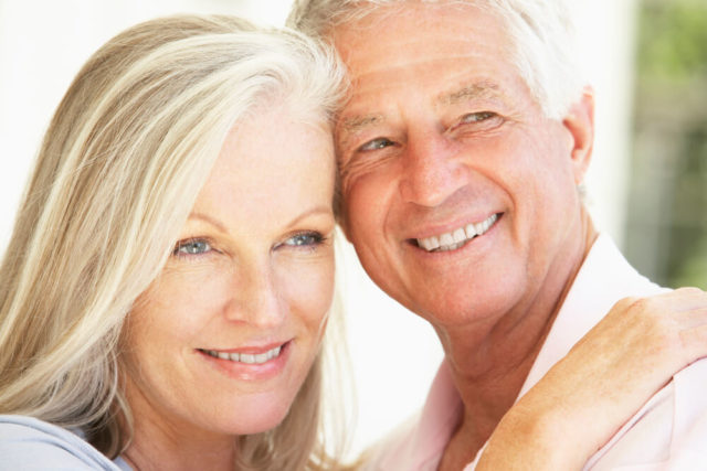 Casal na idade da menopausa e andropausa