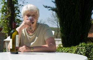 Você sabia que beber vinho na menopausa pode ajudar a aliviar seus sintomas? Confira seus efeitos na qualidade de vida e bem-estar da mulher.