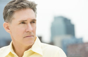 8 Riscos da reposição hormonal masculina na Andropausa Descubra os riscos da reposição hormonal masculina na Andropausa e conheça formas saudáveis de lidar com o avanço da idade.