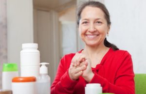 mulher passando cremes nas mãos em seu day spa