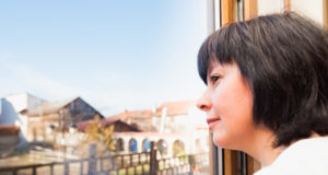 Nós mulheres sofremos consequências da menopausa físicas e emocionais. Descubra como lidar elas, principalmente a sensação de solidão