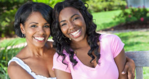 duas mulheres negras conversando sobre as fases da sexualidade feminina