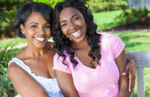 duas mulheres negras conversando sobre as fases da sexualidade feminina