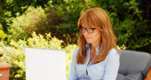 A perimenopausa — também conhecida como climatério ou transição — é o período que antecede a menopausa, sendo a última fase fértil da mulher.