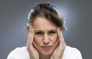 10 sinais da menopausa que você precisa saber! dor de cabeça é um dos sinais da menopausa
