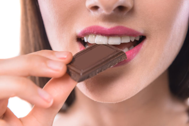 12-alimentos-para-menopausa-que-ajudam-na-producao-natural-de-hormonios.jpeg Chocolate, um bom alimento para a menopausa
