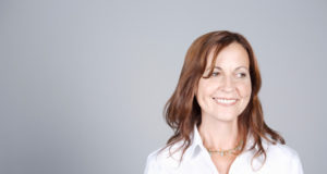 Depois da menopausa, o corpo feminino vai se adaptando com a queda nos níveis hormonais. Essa fase é a Pós-menopausa, viva ela com bem-estar.
