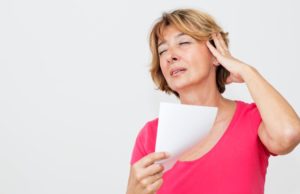7 dicas para reduzir os suores noturnos e dormir melhor na menopausa mulher que sofre com suores noturnos