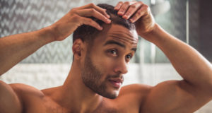 Homem verificando a perda de cabelo