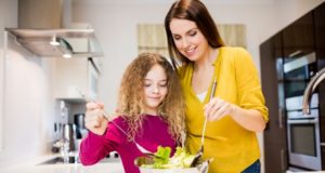 Mãe e filha cuidando da saúde e nutrição
