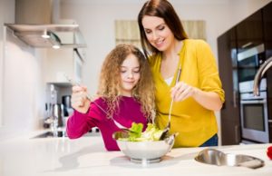 Mãe e filha cuidando da saúde e nutrição
