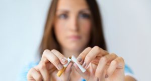 Mulher decidida a parar de fumar