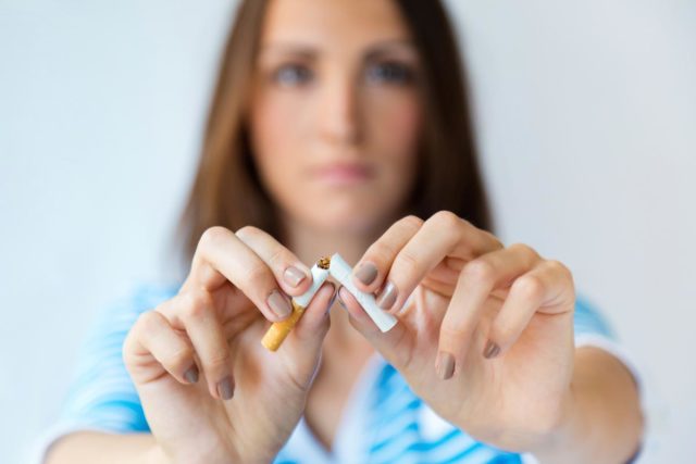Mulher decidida a parar de fumar
