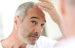 Homem procurando remédios para a queda de cabelo