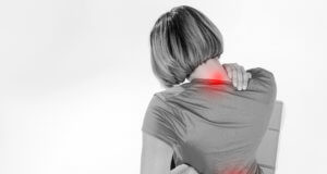 Mulher afetada pela fibromialgia
