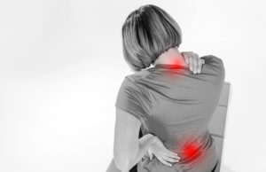 Fibromialgia: sintomas, causas, diagnóstico e tratamento Mulher afetada pela fibromialgia