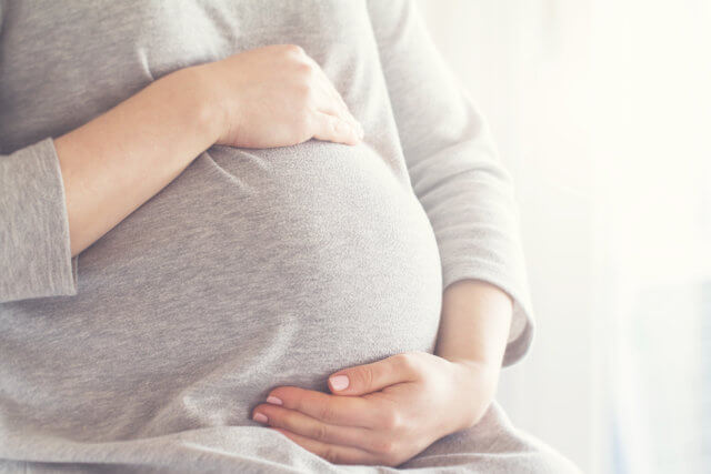 Mulher grávida que pode ter sintomas semelhantes ao da menopausa